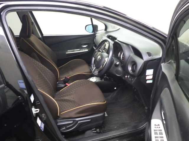 TOYOTA VITZ 2014