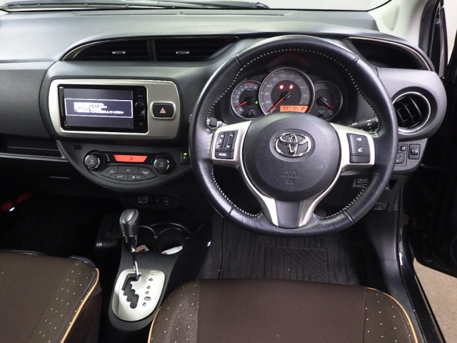 TOYOTA VITZ 2014