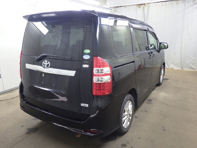 TOYOTA NOAH 2013
