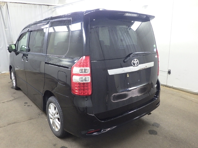 TOYOTA NOAH 2013
