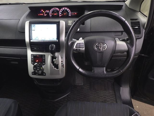 TOYOTA NOAH 2013