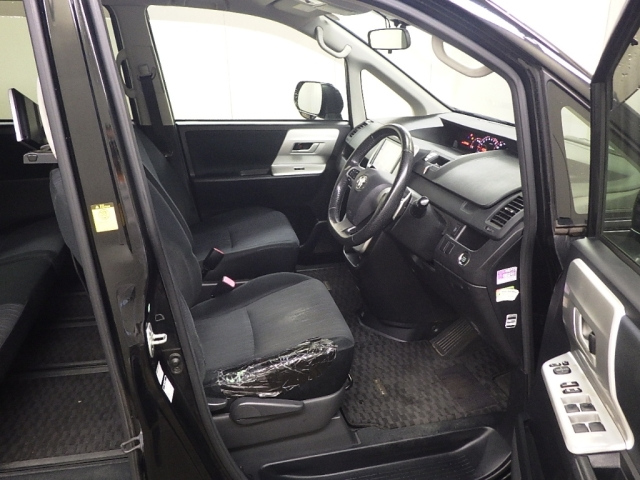 TOYOTA NOAH 2013