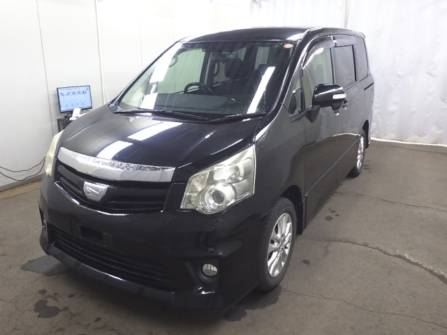 TOYOTA NOAH 2013