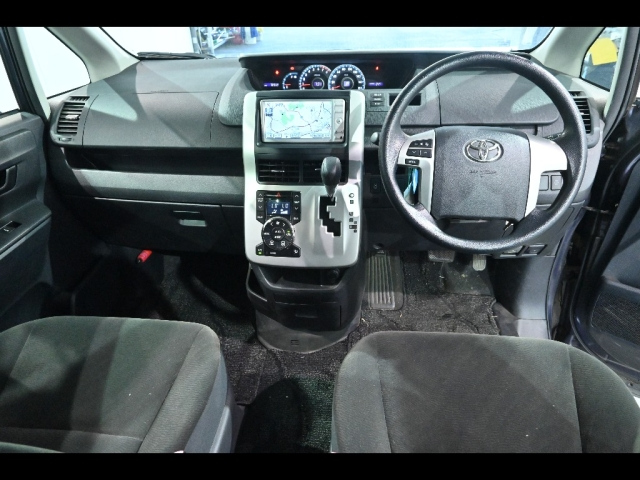 TOYOTA NOAH 2010