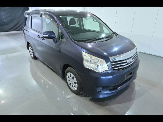 TOYOTA NOAH 2010