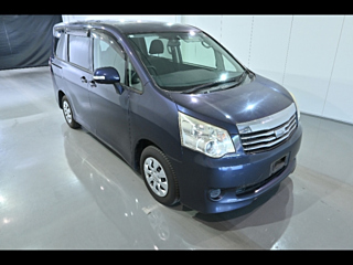 TOYOTA NOAH 2010