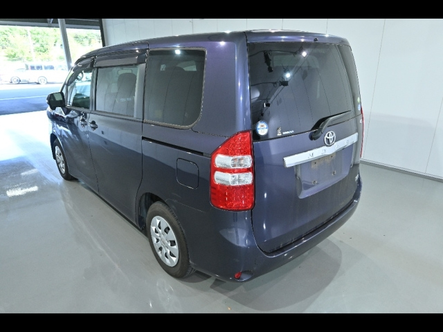 TOYOTA NOAH 2010