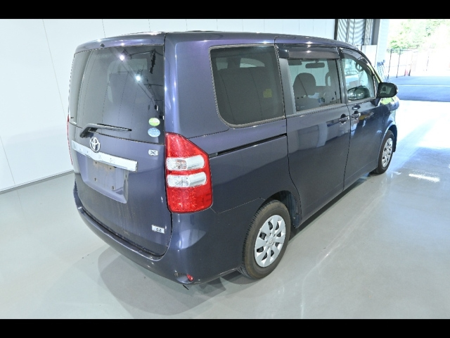 TOYOTA NOAH 2010