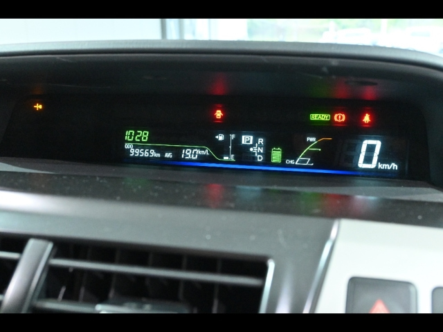 TOYOTA PRIUS ALPHA 2012