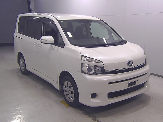 TOYOTA VOXY 2010