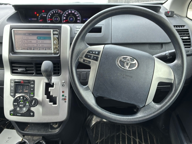 TOYOTA VOXY 2012