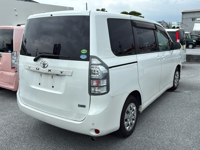 TOYOTA VOXY 2012