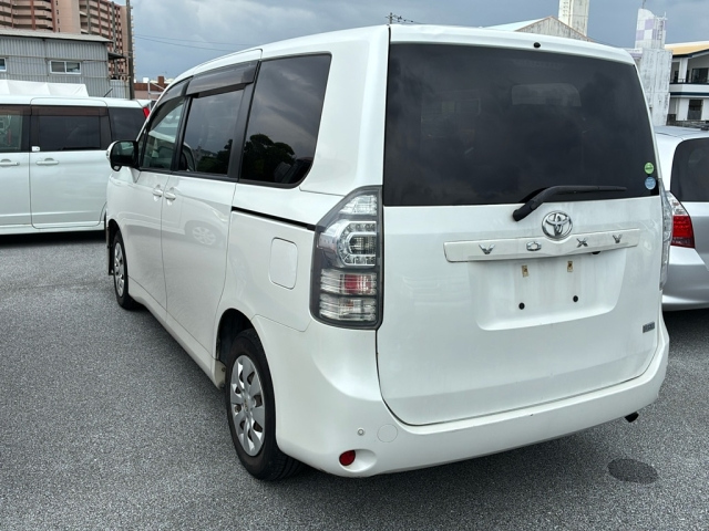 TOYOTA VOXY 2012
