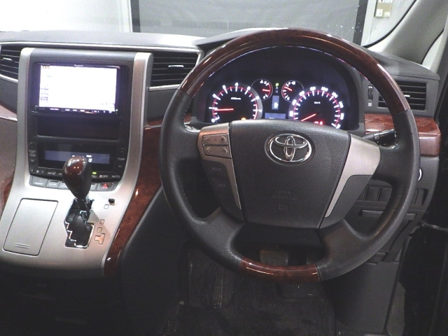 TOYOTA VELLFIRE 2011
