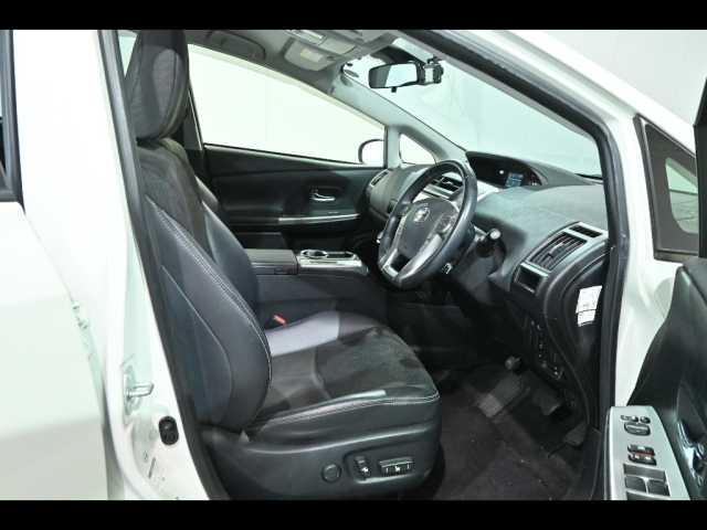 TOYOTA PRIUS ALPHA 2015