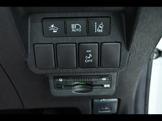 TOYOTA PRIUS ALPHA 2015