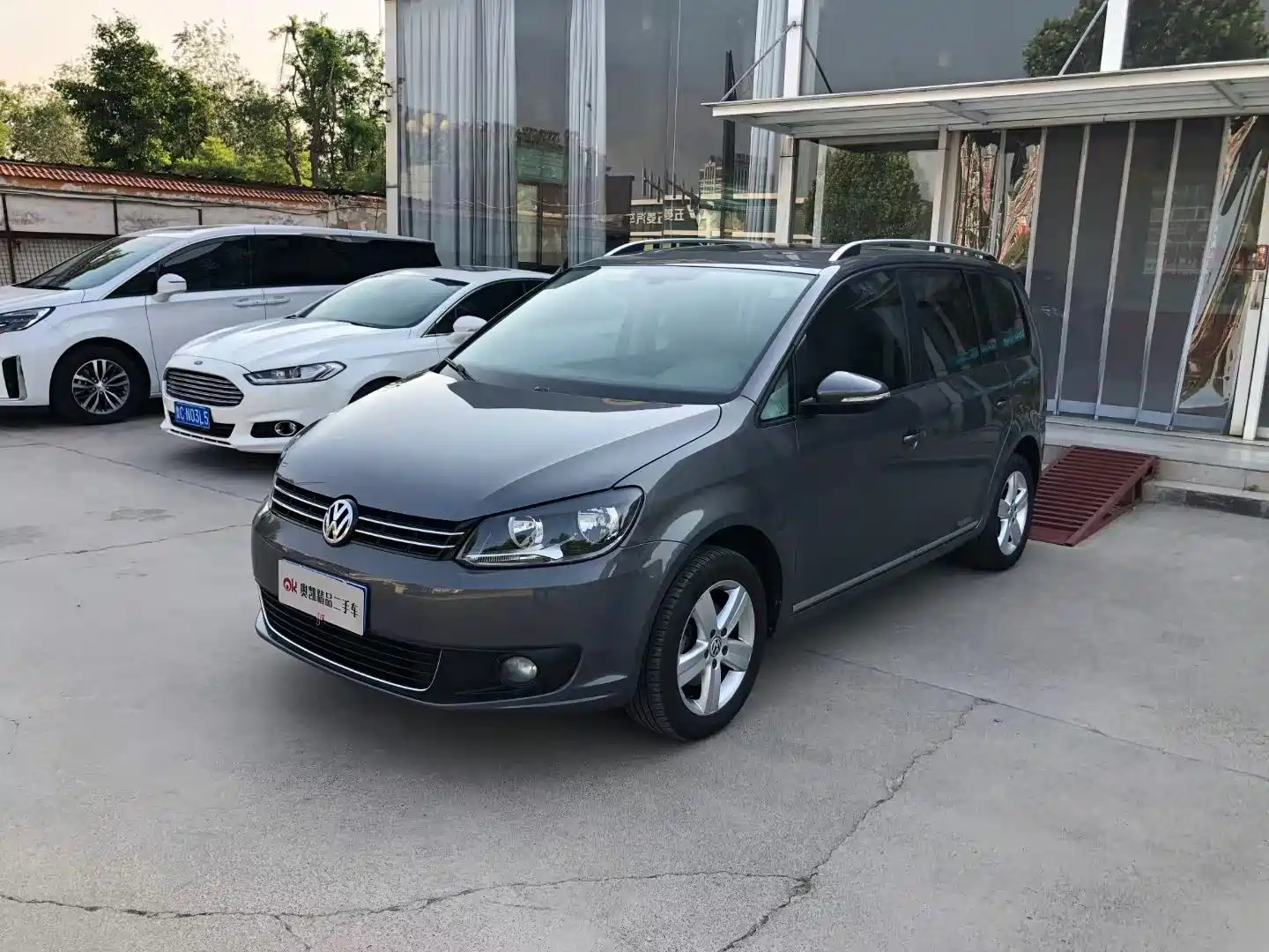 VOLKSWAGEN TOURAN