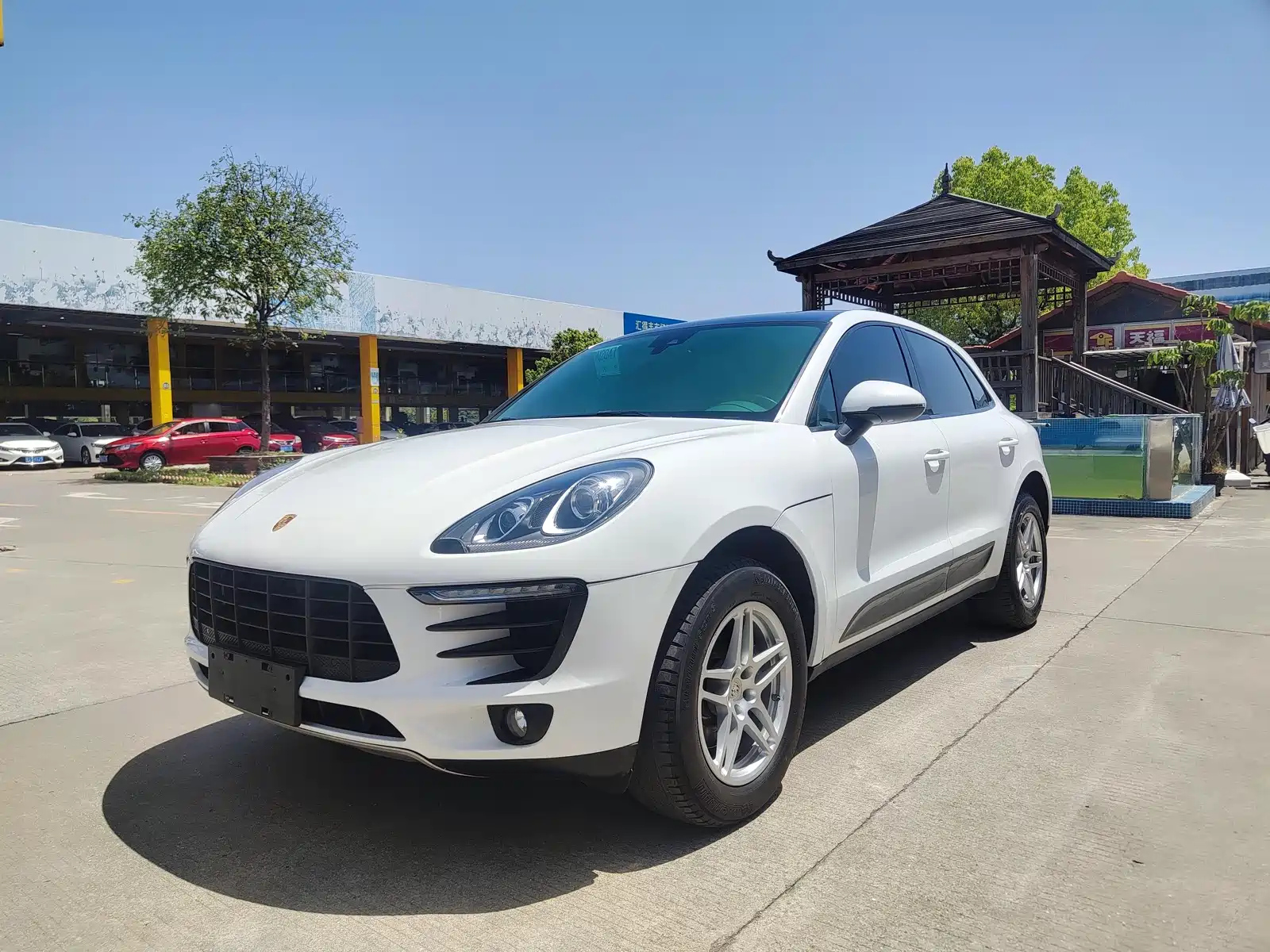 PORSCHE MACAN