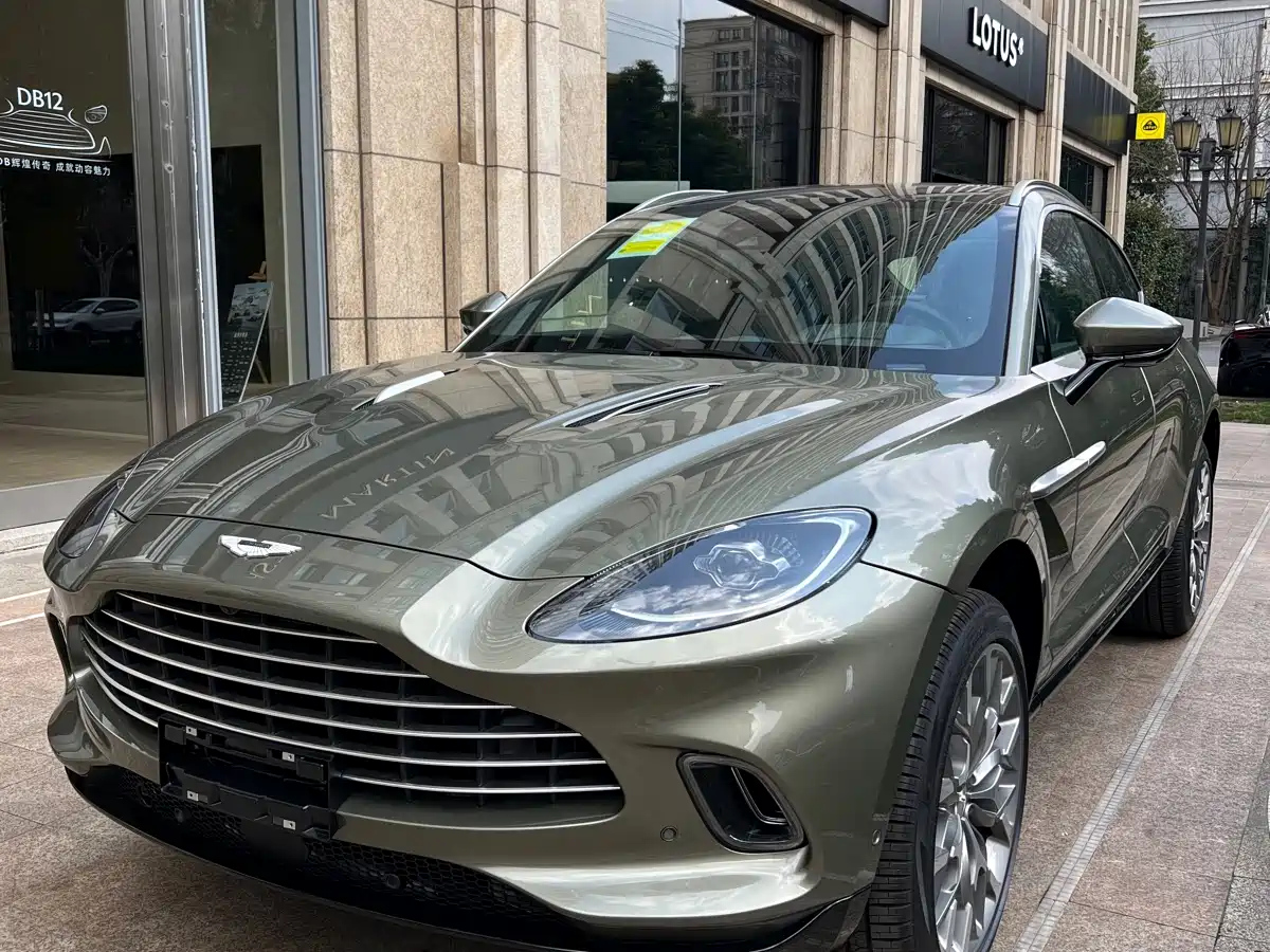 ASTON MARTIN DBX