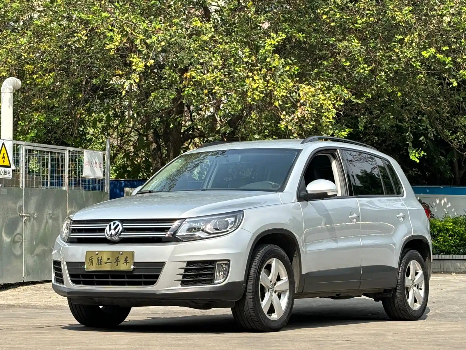 VOLKSWAGEN TIGUAN