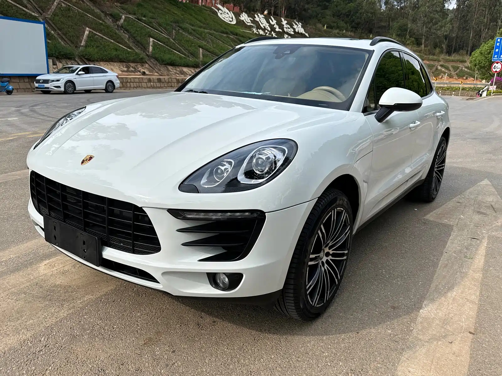 PORSCHE MACAN