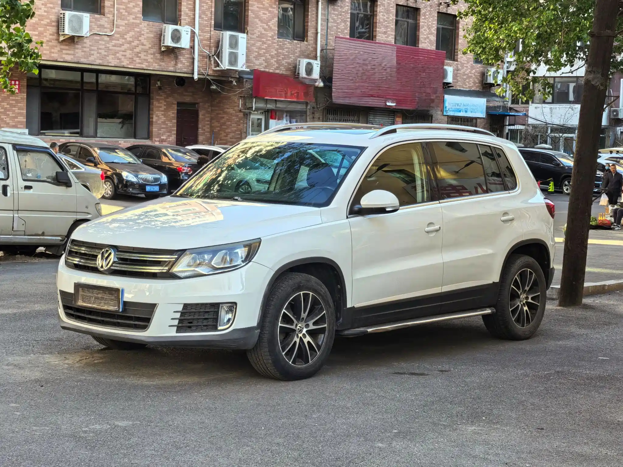 VOLKSWAGEN TIGUAN