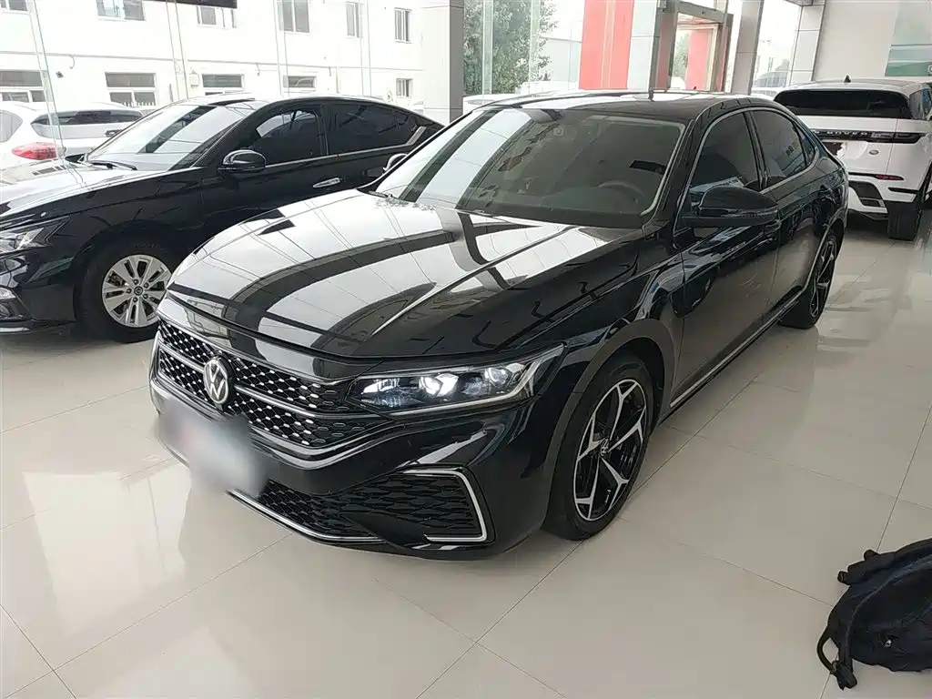 VOLKSWAGEN PASSAT 2024