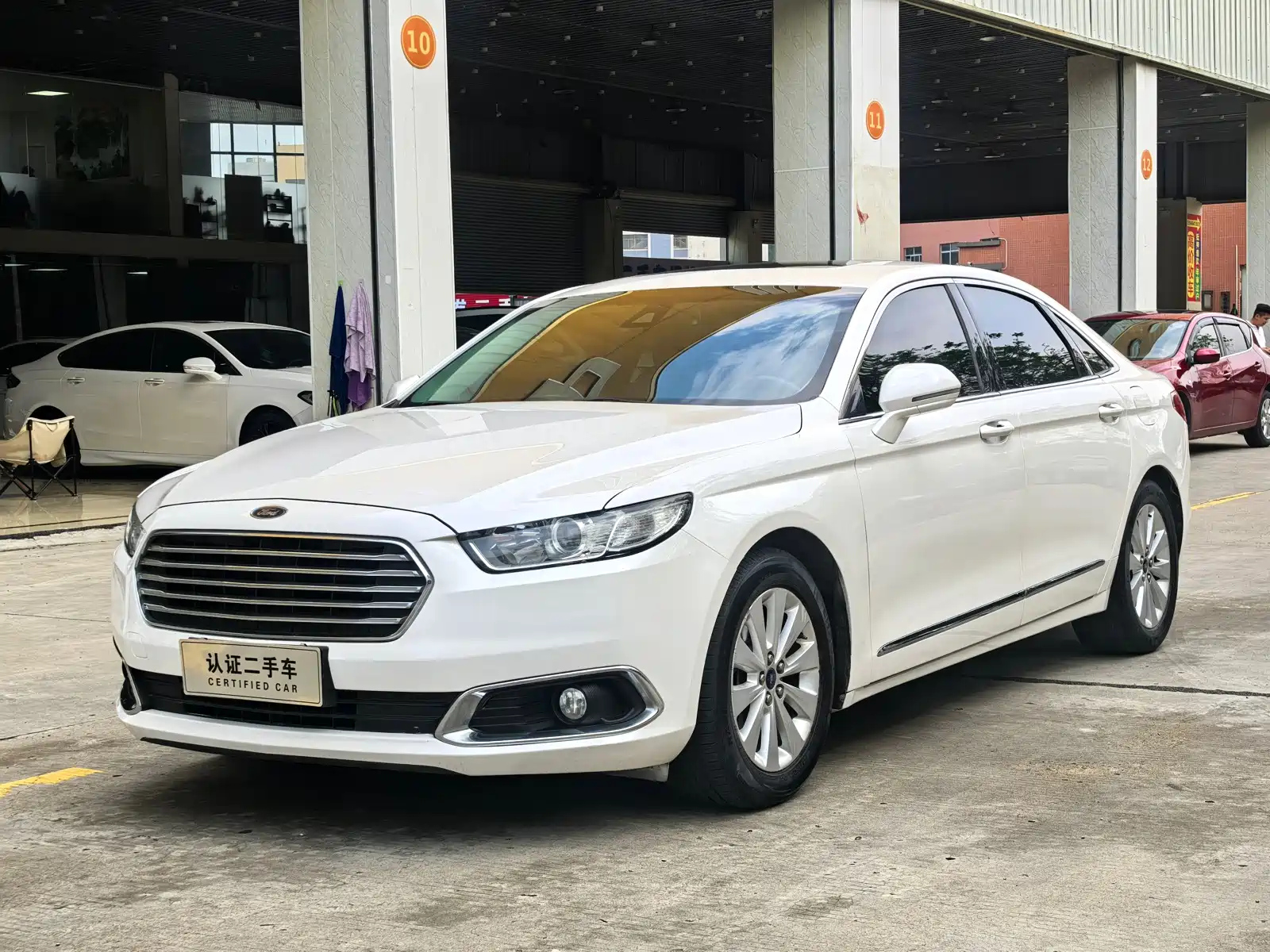 FORD TAURUS 2018