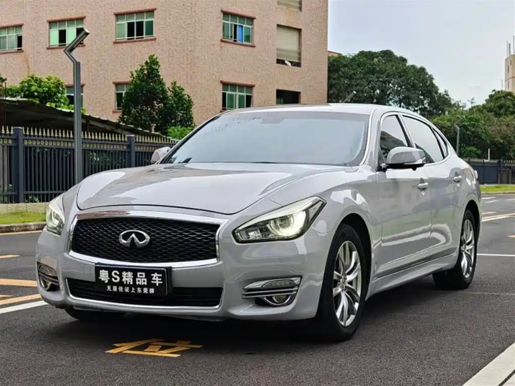 INFINITI Q70 2015