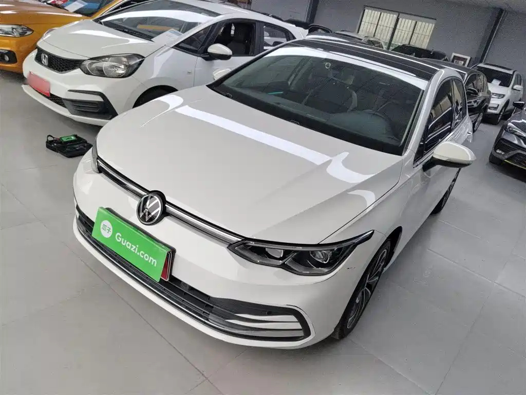 VOLKSWAGEN GOLF 2023