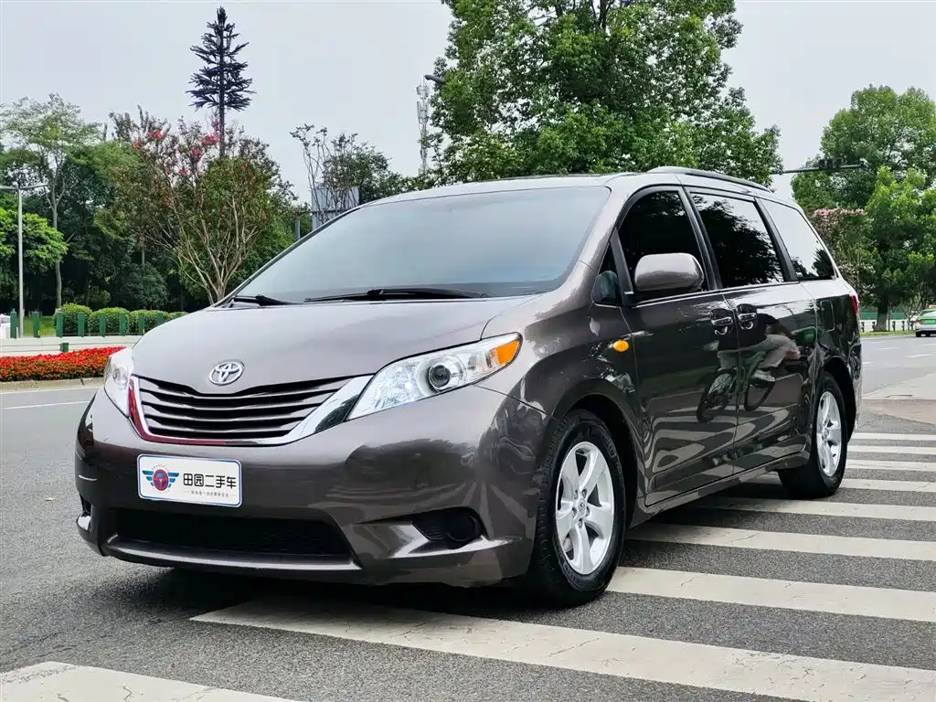 TOYOTA SIENNA 2015