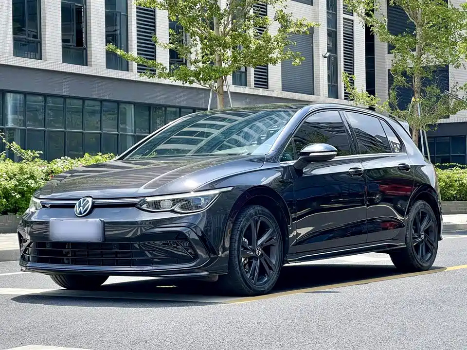 VOLKSWAGEN GOLF 2023