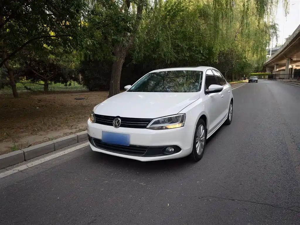 VOLKSWAGEN SAGITAR 2014