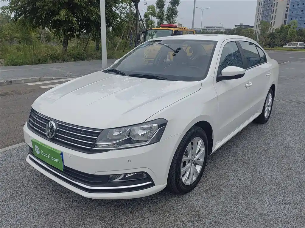 VOLKSWAGEN LAVIDA 2015