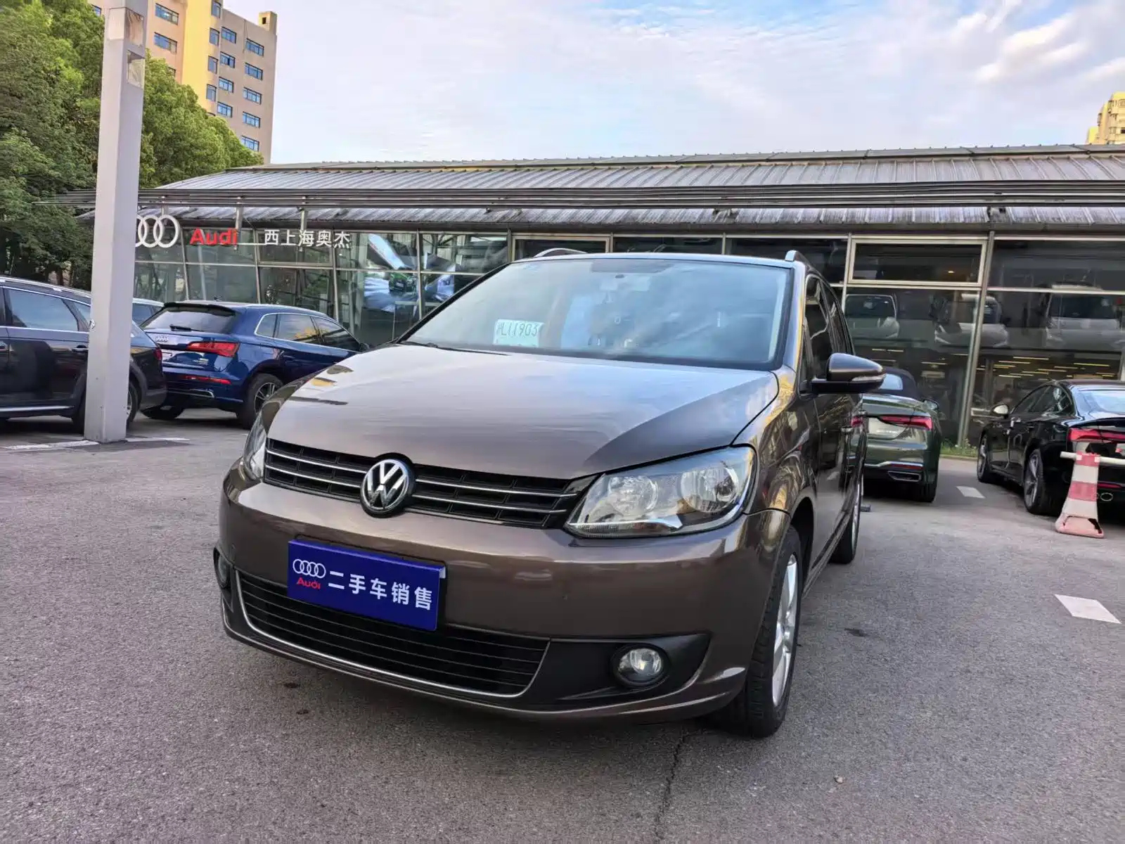 VOLKSWAGEN TOURAN 2011
