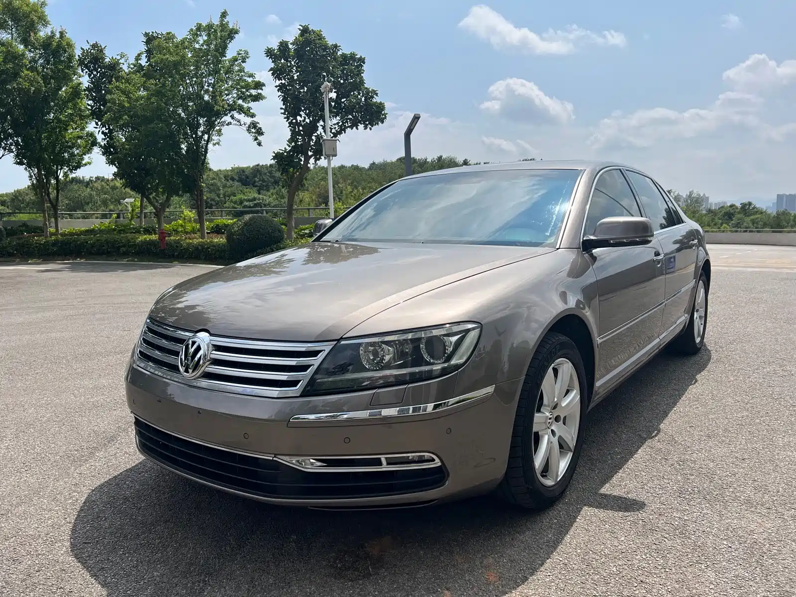 VOLKSWAGEN PHAETON 2012