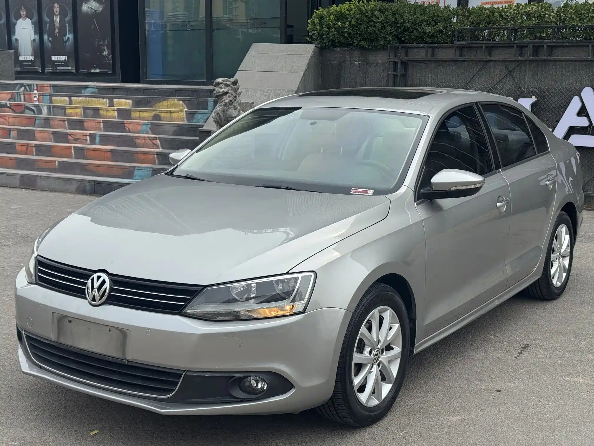VOLKSWAGEN SAGITAR 2012