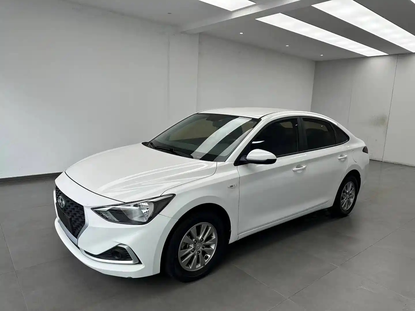 HYUNDAI CELESTA