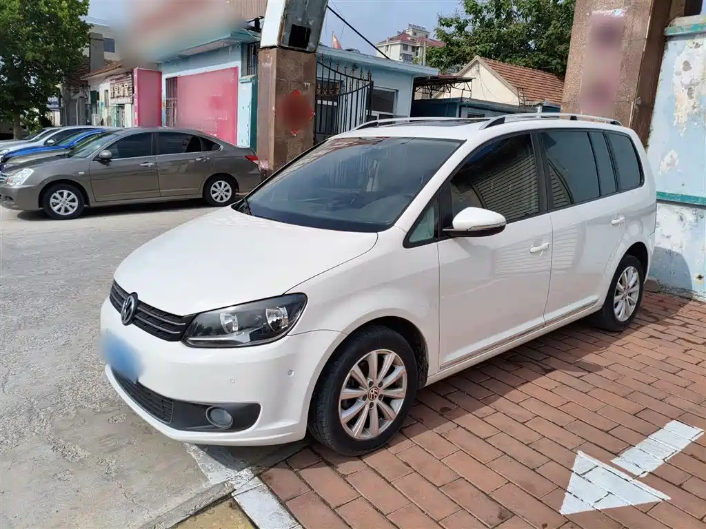 VOLKSWAGEN TOURAN 2015