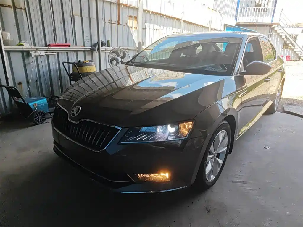 SKODA SUPERB 2016