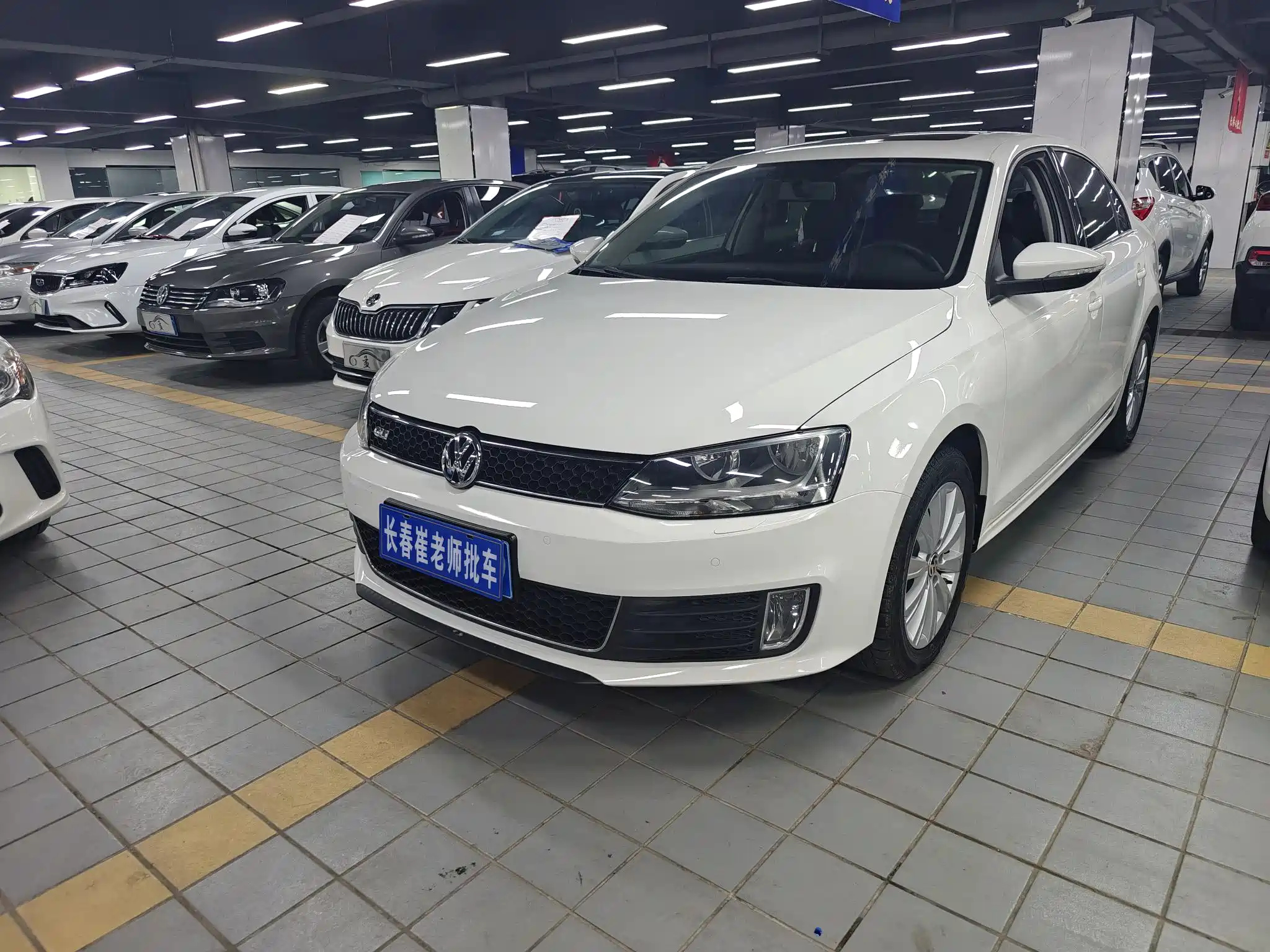 VOLKSWAGEN SAGITAR 2014