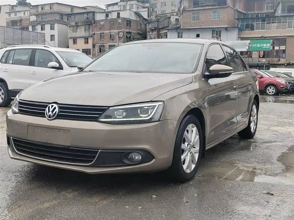 VOLKSWAGEN SAGITAR 2012
