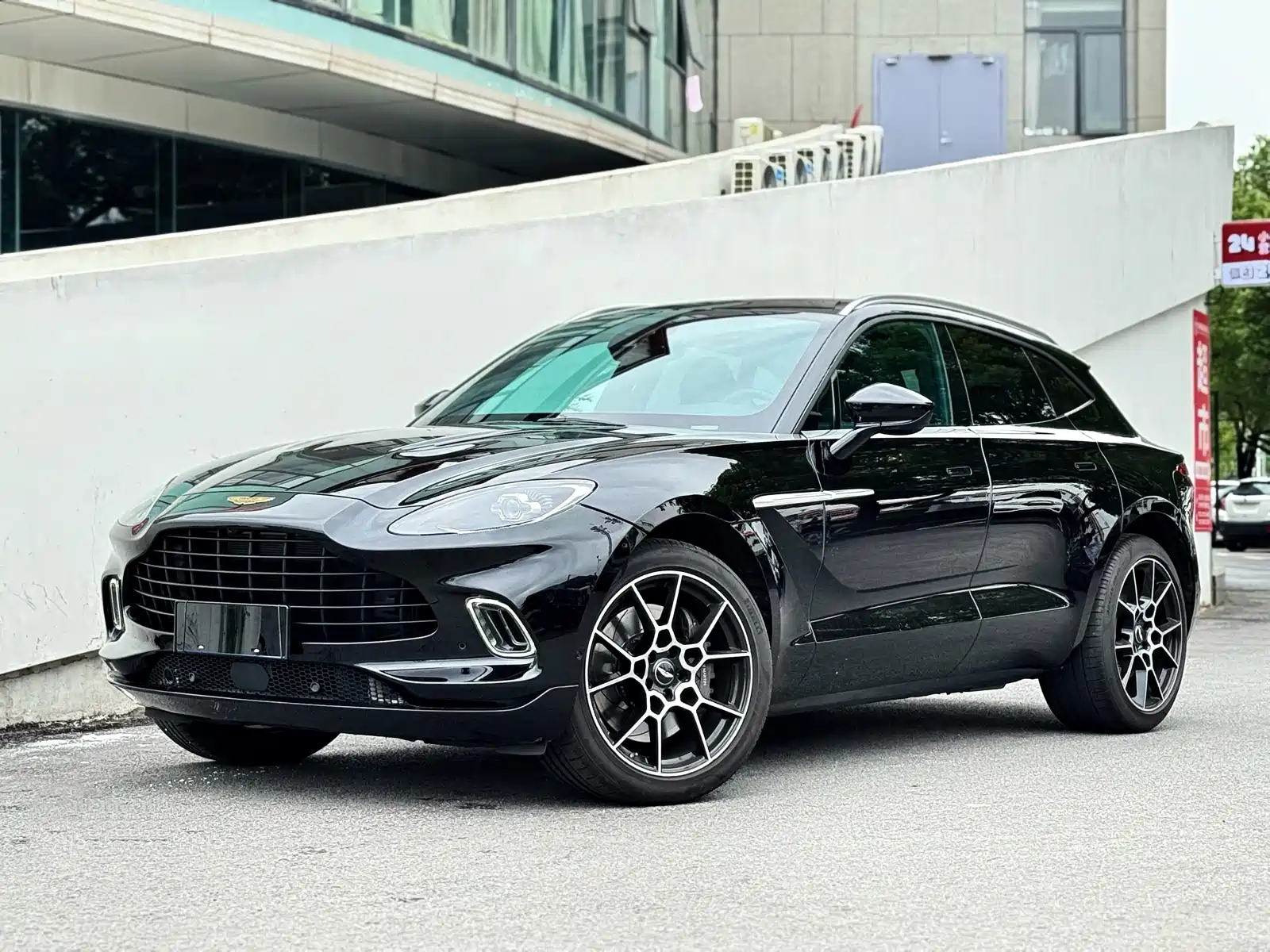 ASTON MARTIN DBX 2021