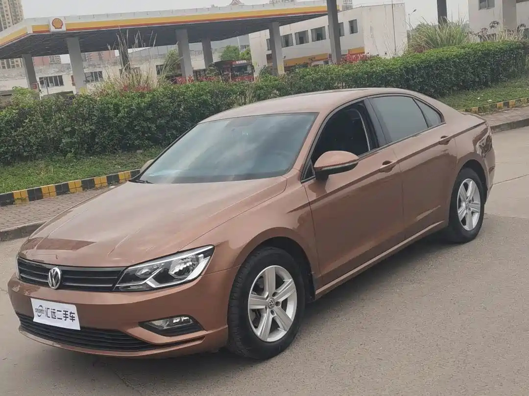 VOLKSWAGEN LAMANDO 2015