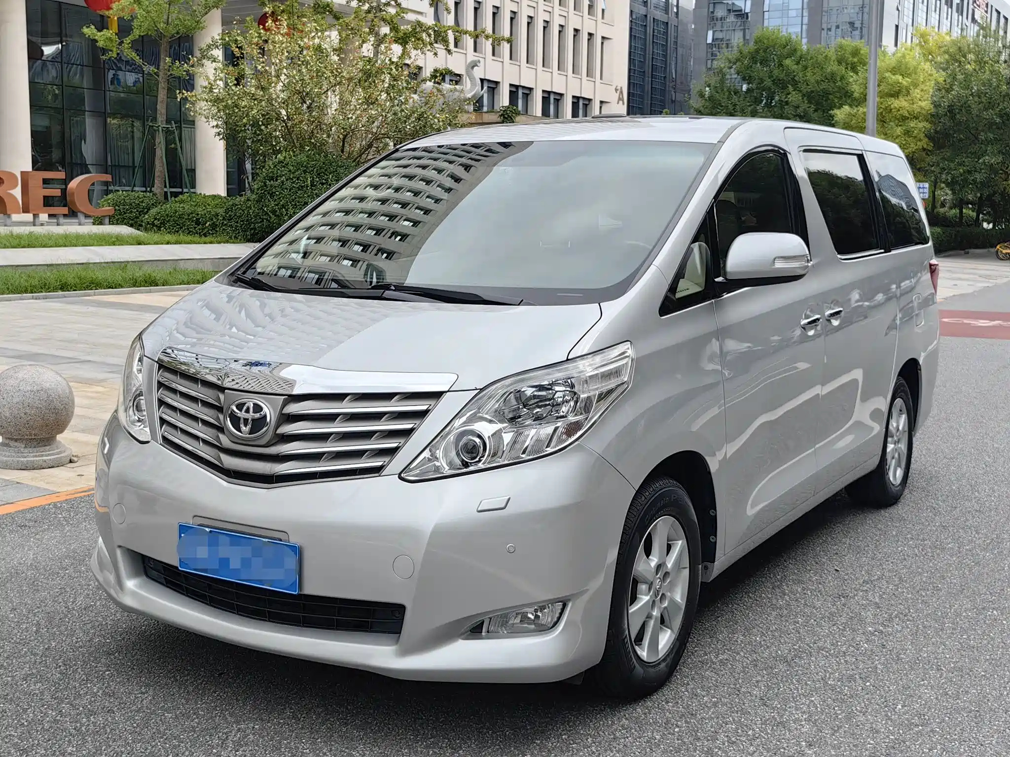 TOYOTA ALPHARD 2011