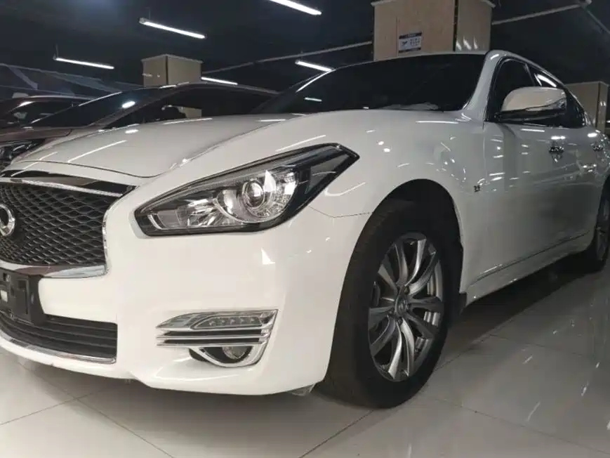 INFINITI Q70 2015