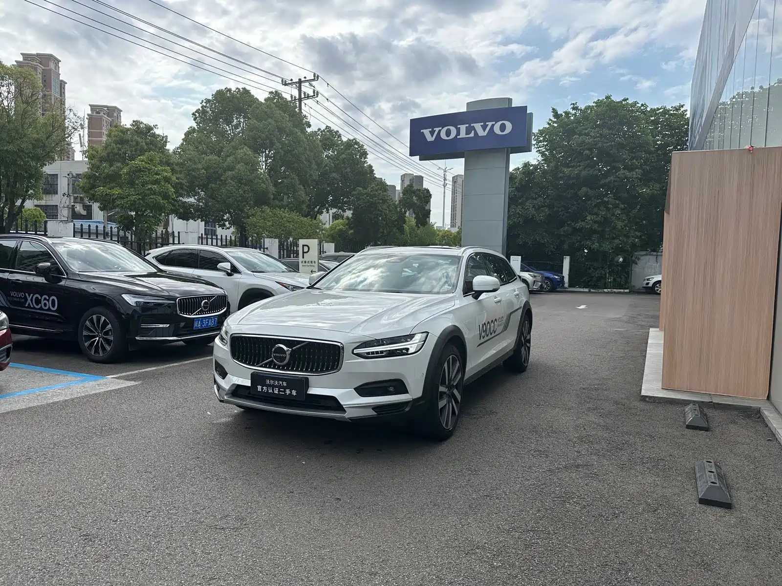 VOLVO V90 2024