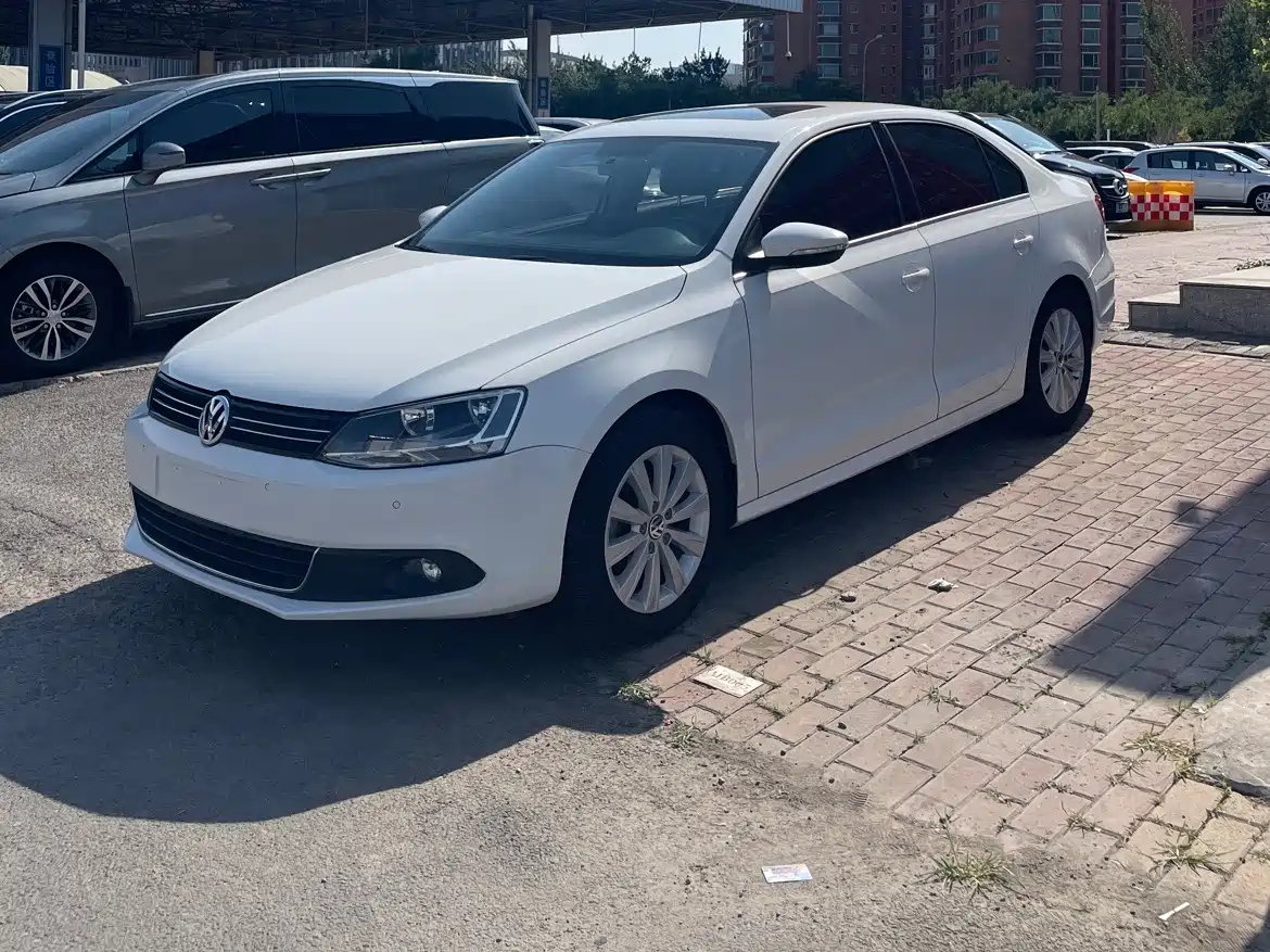 VOLKSWAGEN SAGITAR 2014