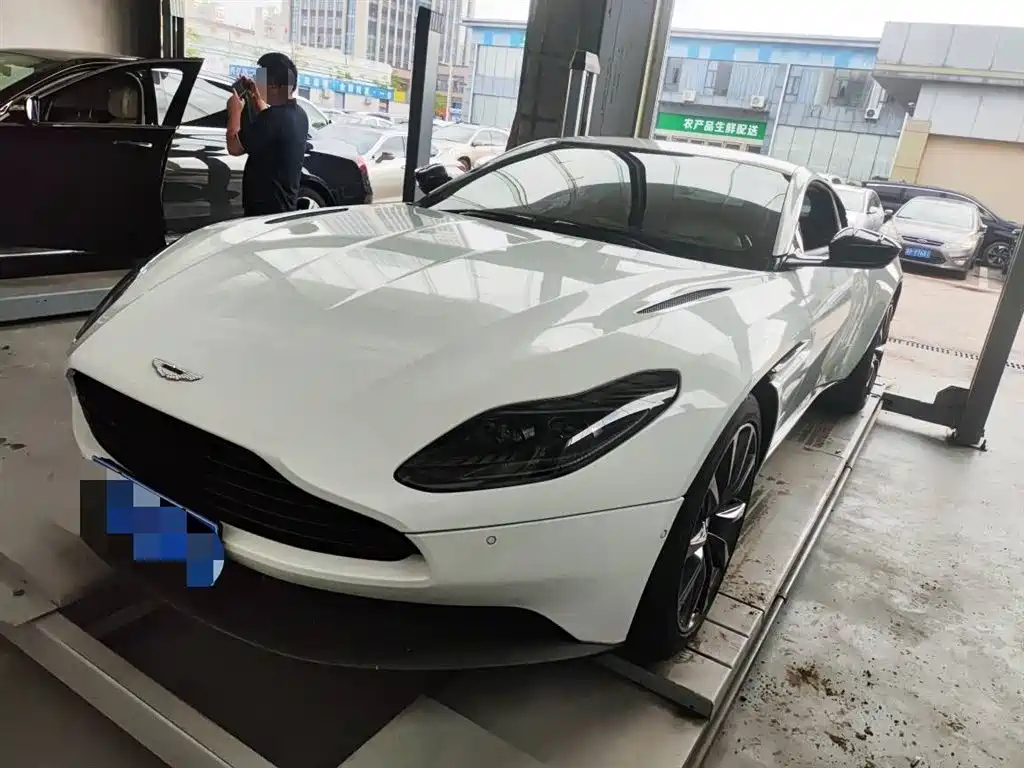 ASTON MARTIN DB11 2019
