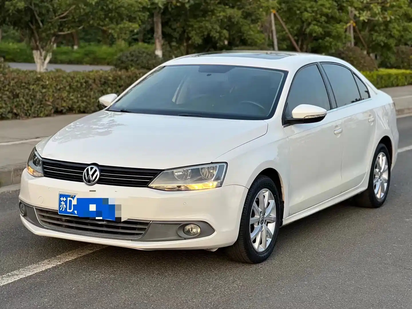 VOLKSWAGEN SAGITAR 2012
